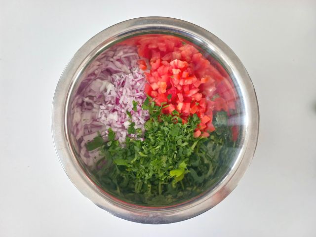 ensalada de nopalesの野菜準備